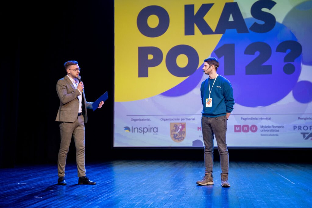 Pranešėjai „O kas po 12?“ konferencijos scenoje, 2024 m.