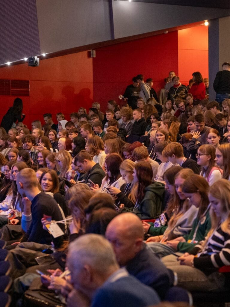 Jaunuoliai „O kas po 12?“ konferencijos salėje